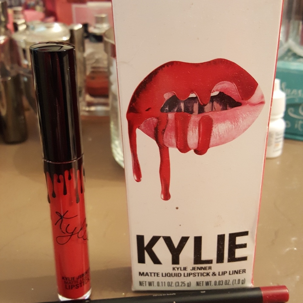 Kylie Jenner Matte Mary Jo liquid lipstick and lip